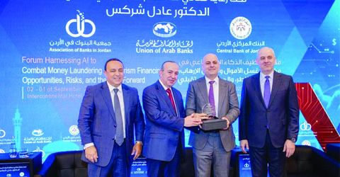 اتحاد المصارف العربية يكرم الرئيس التنفيذي للاتحاد خلال حفل افتتاح منتدى توظيف الذكاء الاصطناعي في مكافحة غسل الأموال وتمويل الارهاب